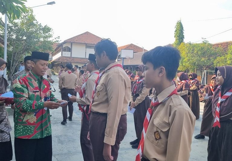 Momen Assyura 1445 H,  MTsN 2 Brebes Bangun Kepedulian kepada Yatim Piatu