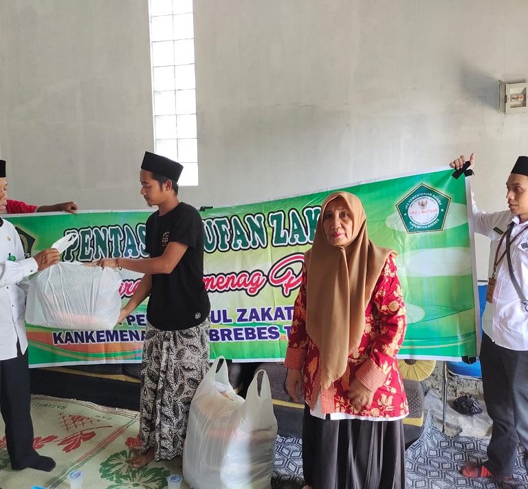 Kemenag Serahkan Bantuan Korban Kebakaran Rumah di Brebes