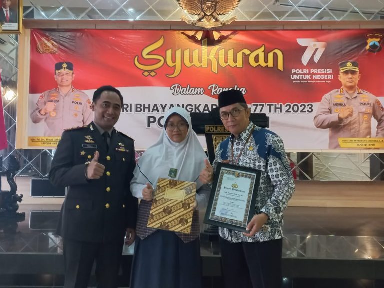 Keysha, Siswa MTsN 1 Pati Terima Penghargaan Polresta Pati