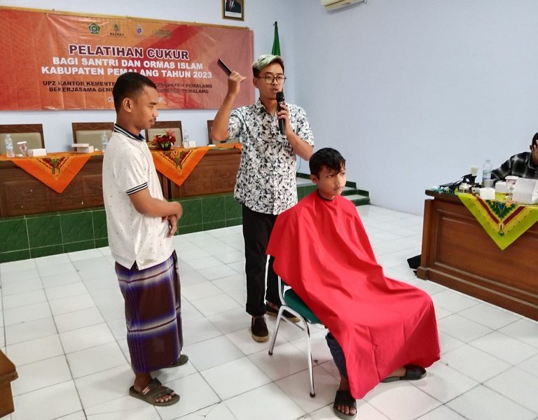 UPZ Bekali Santri dan Anggota Ormas Pelatihan Cukur