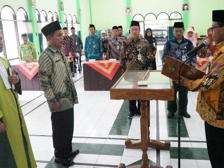 Kakankemenag Kebumen Melantik Imam Muzaki Sebagai Kepala MIN 2 Kebumen