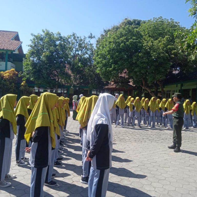 MTsN 8 Sragen Gandeng TNI AD Latih Peserta Didik Baru dalam Peraturan Baris Berbaris
