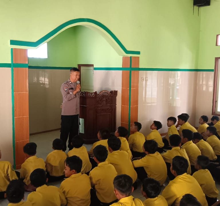 Tumbuhkan Kesadaran Berlalu Lintas dan Mewaspadai Kenakalan Remaja, Madrasah Hadirkan Polsek Kalijambe