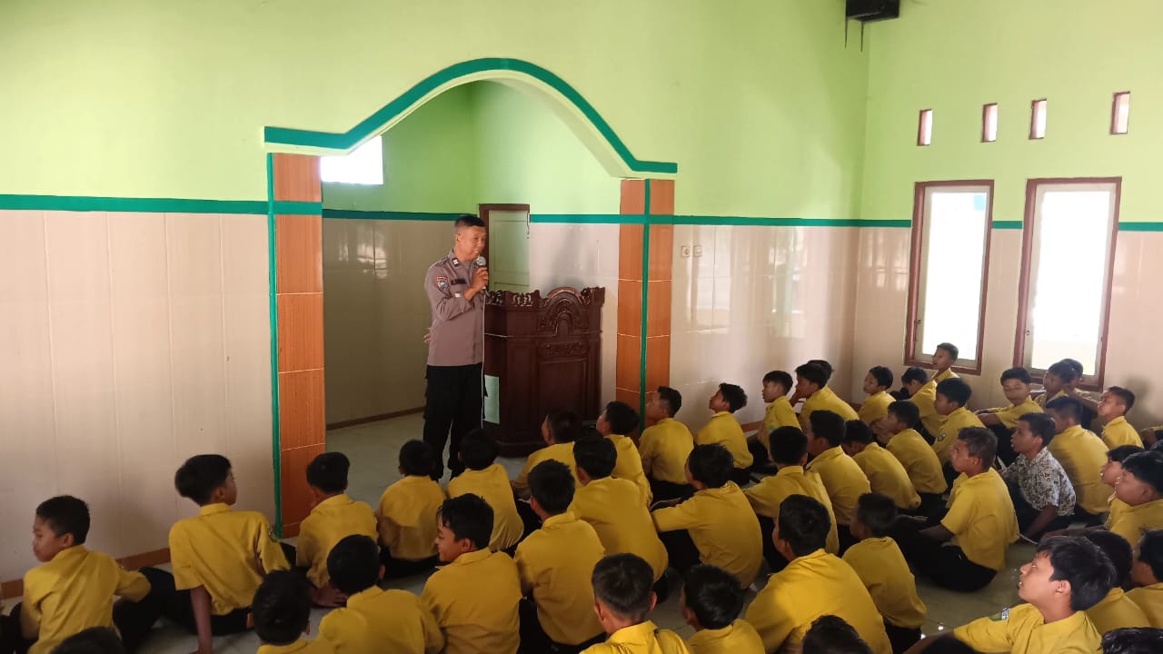 Tumbuhkan Kesadaran Berlalu Lintas dan Mewaspadai Kenakalan Remaja, Madrasah Hadirkan Polsek Kalijambe