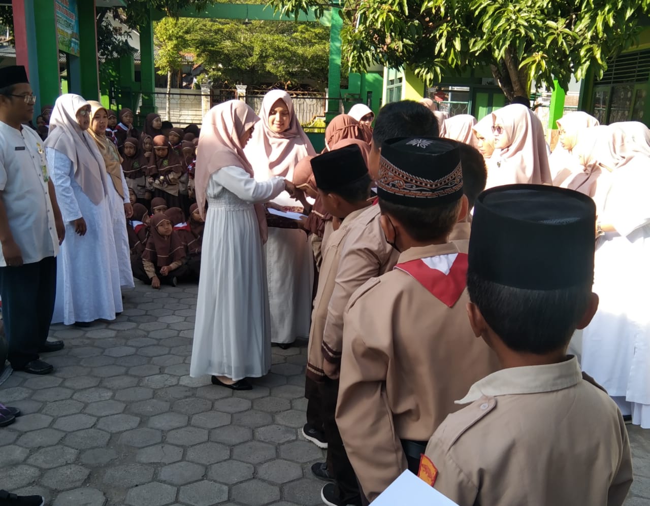 Asah Empati Peserta Didik, MIN 1 Kebumen Adakan Santunan Anak Yatim dan Dhuafa