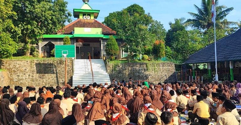 MIN Kota Semarang Sayangi Anak Yatim