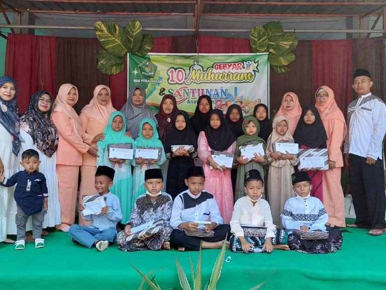 10 Muharram, DWP MIN Pekalongan Santuni Anak Yatim