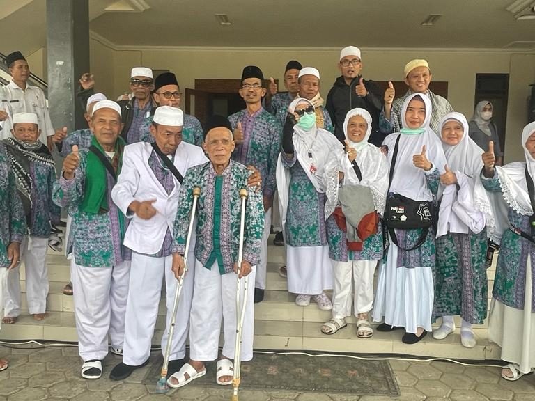 Tangis Haru Bahagia Warnai Kedatangan 45 Jemaah Haji Kloter 96di Aula Setda Kebumen