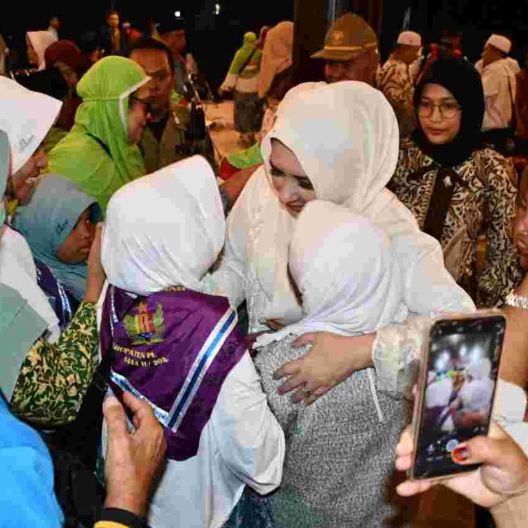 Sambut Kedatangan Kloter 40, Bupati Fadia Sampaikan Harapannya Kepada Para Jamaah