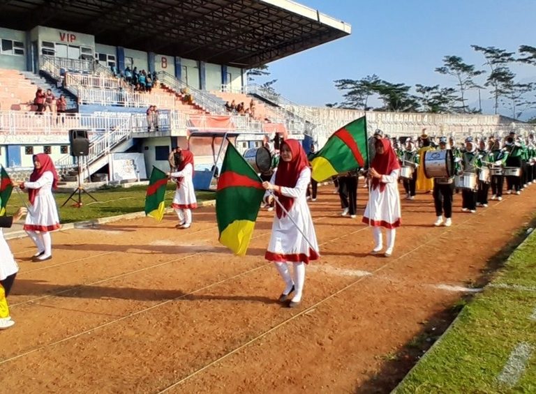 Ramaikan Stadion Kolopaking, Marching Band MAN 2 Banjarnegara Meriahkan Acara Pembukaan Banjarnegara Junior Championship 2023.