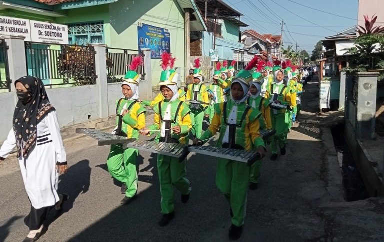 MTs Ma’arif Mandiraja Sambut Matsama dengan Pawai Ta’aruf