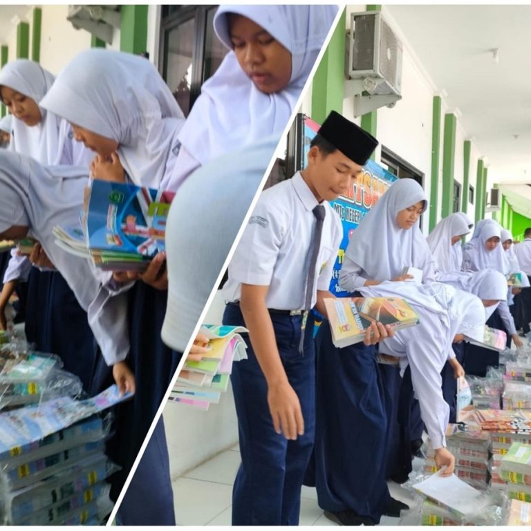 MTs N 1  Banjarnegara Bagikan Modul Ajar Kepada Peserta Didik
