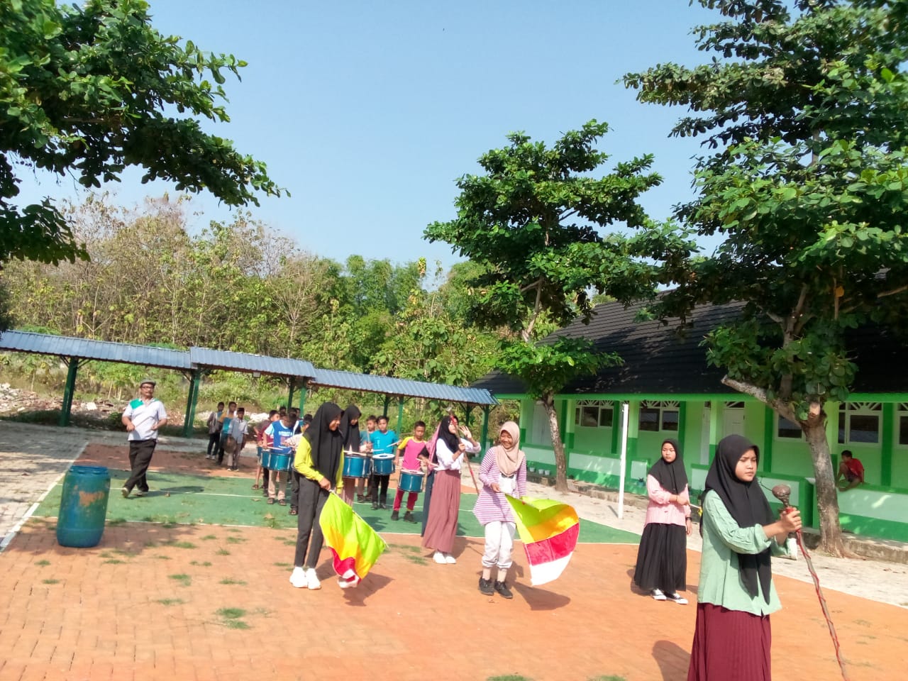 Manfaatkan Libur, Siswa MTsN 2 Rembang Latihan Marching Band