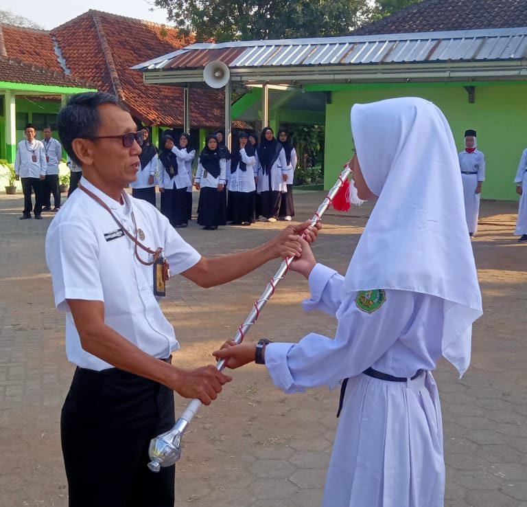 Kepala MTsN 2 Rembang Lantik Pengurus Marching Band “Gita Madsada”
