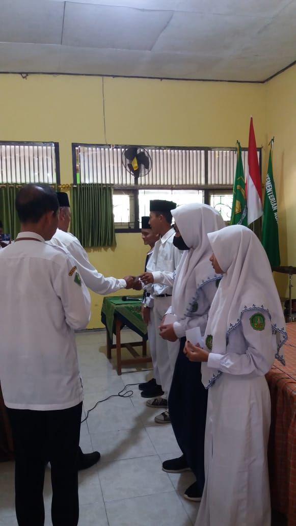 41 Siswa MTsN 2 Rembang Terima Bantuan Baznas