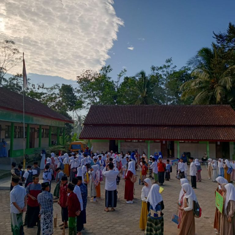 Kemeriahan Pawai Ta’aruf MIN 4 Semarang Sambut Tahun Baru Hijriah 1445 H