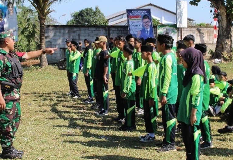 Tanamkan Kedisiplinan, Babinsa Koramil Purwanegara Latih PBB Siswa Mts Ath Thahihriyah Pucungbedug