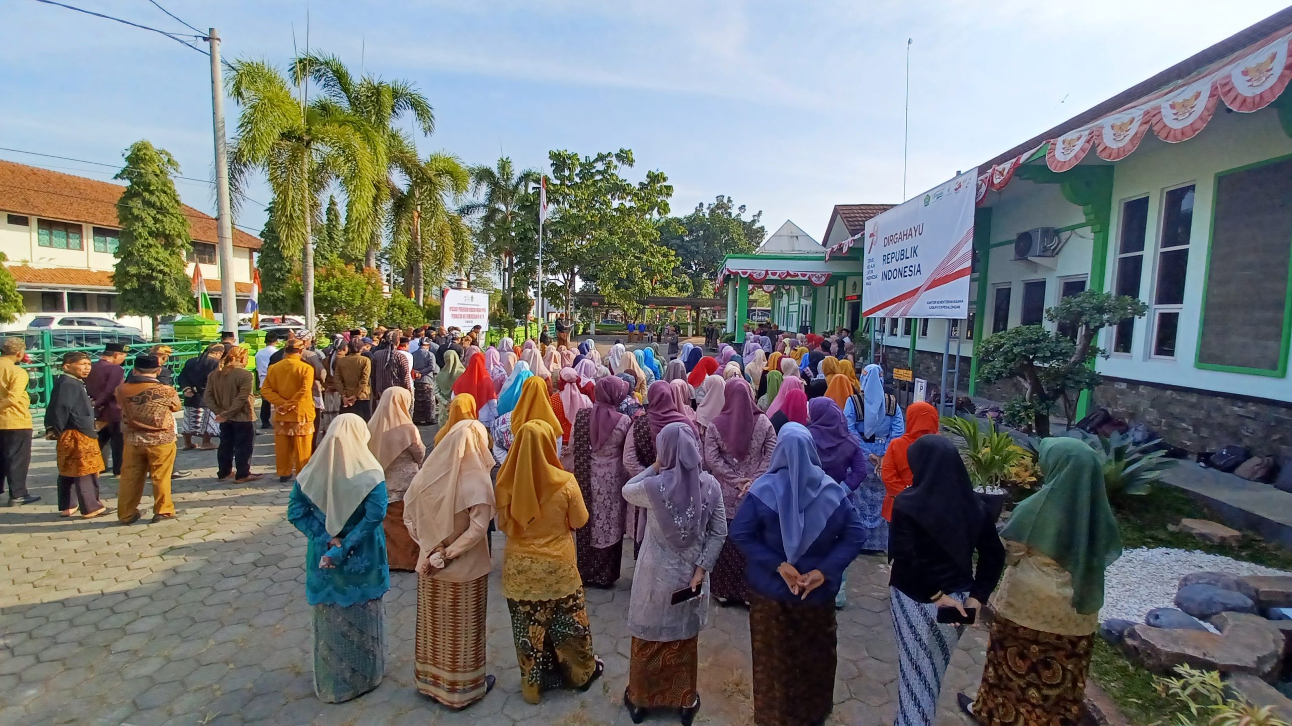 Pakaian Adat Nusantara Warnai Upacara Peringatan HUT-78 Kemerdekaan di Kantor Kemenag Pekalongan
