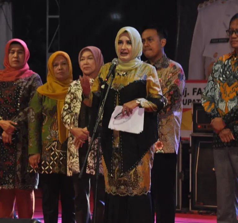 Masyarakat Antusias Saksikan Malam Resepsi dan Pesta Kembang Api.