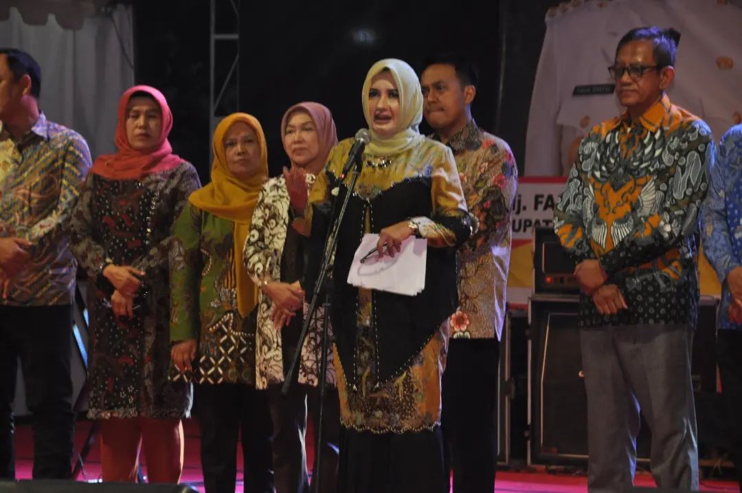 Masyarakat Antusias Saksikan Malam Resepsi dan Pesta Kembang Api.