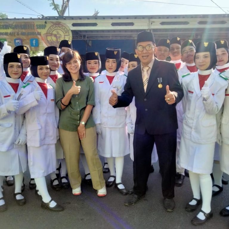 Bersama Guru MTsN 1 Pati, Miss Giulia Ikuti Upacara HUT RI Kecamatan Winong
