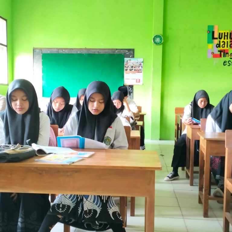 Tumbuhkan Sikap Religius, Siswa MTsN 4 Rembang Ikuti Khotmil Qur’an