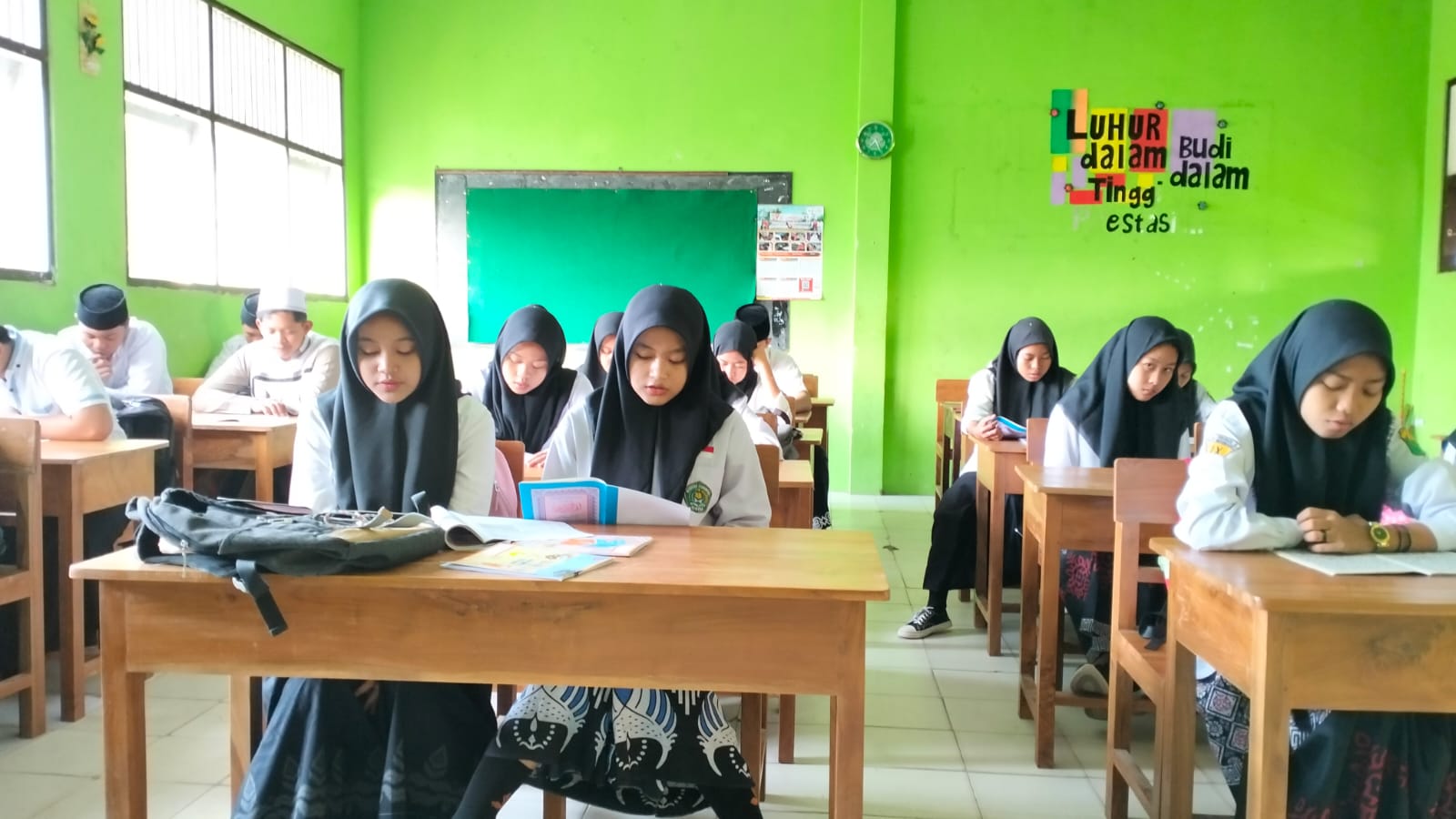 Tumbuhkan Sikap Religius, Siswa MTsN 4 Rembang Ikuti Khotmil Qur’an
