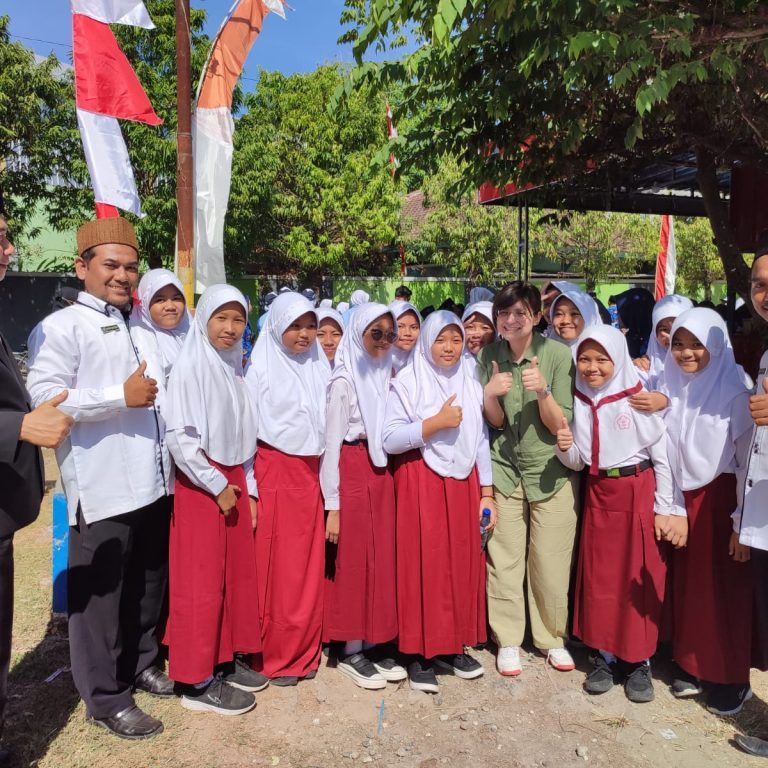 Miss Giulia Berbaur dengan Masyarakat Sekitar MTsN 1 Pati