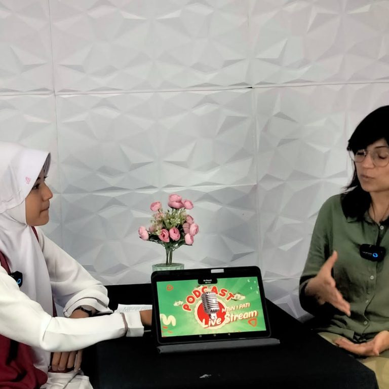 The Secret of Queisha’s Success, 7th Grade Student of MTsN 1 Pati, in Podcast with Miss Giulia, an Italian Volunteer