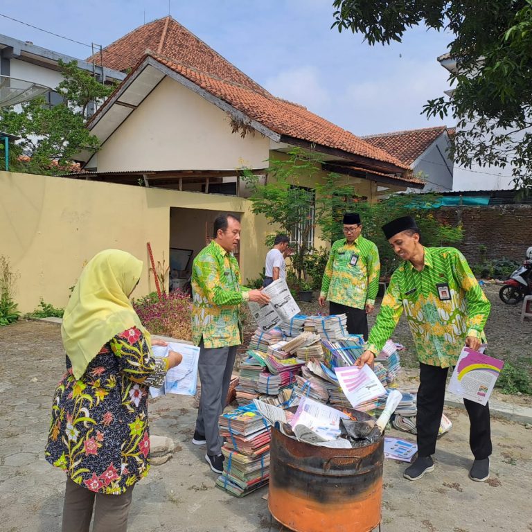 Kemenag Kebumen Musnahkan Ribuan Buku Kadaluarsa