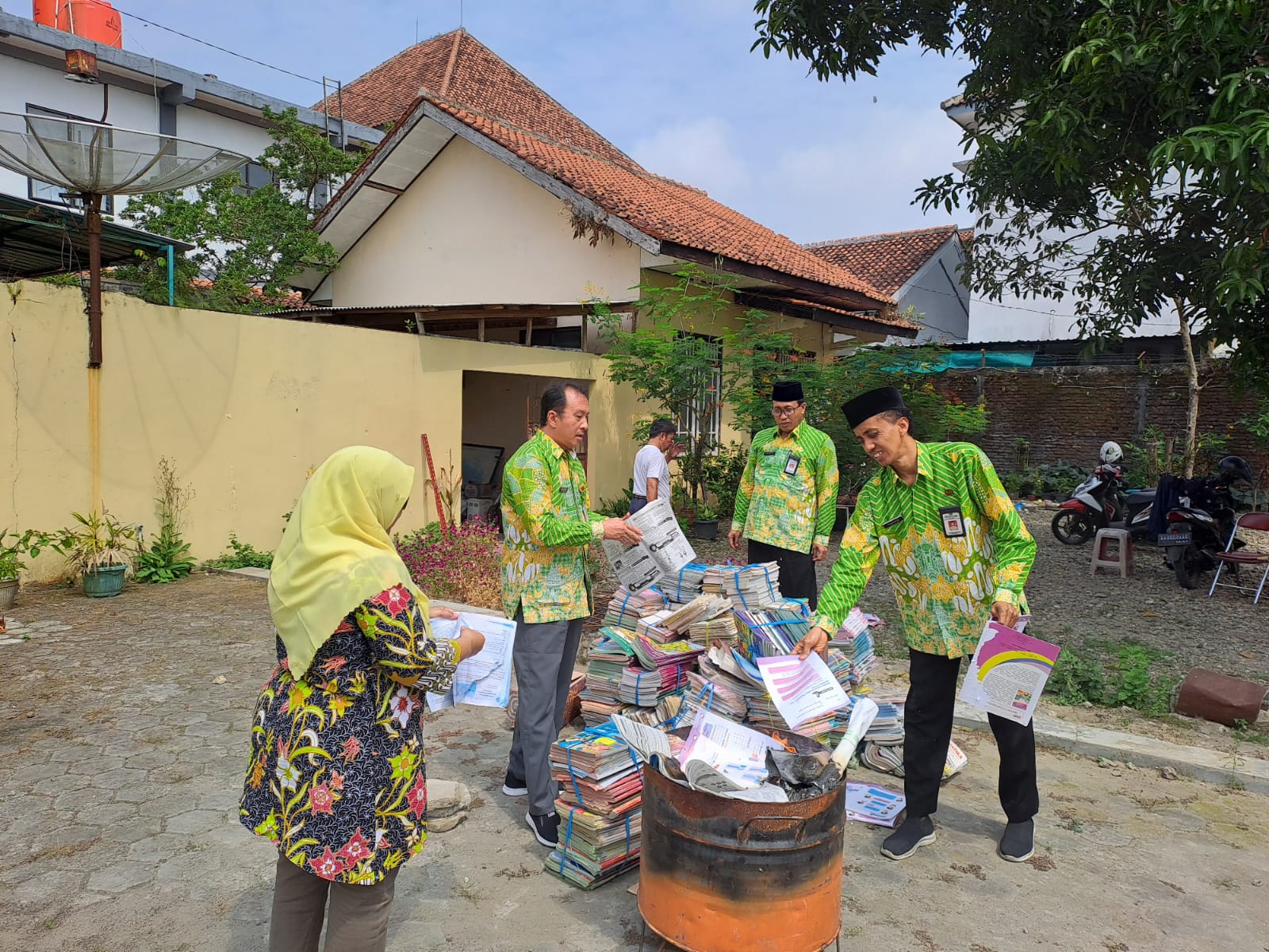 Kemenag Kebumen Musnahkan Ribuan Buku Kadaluarsa