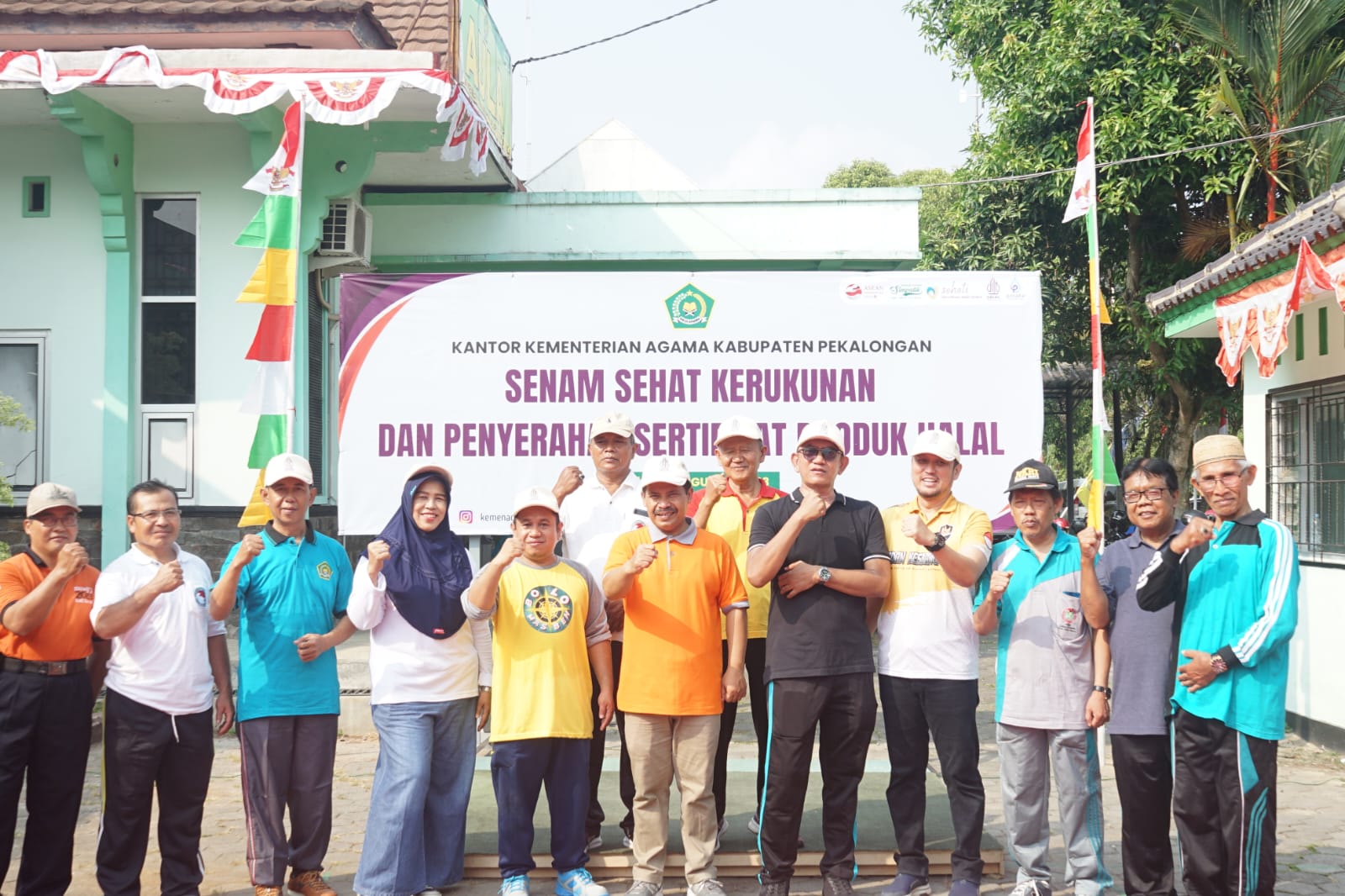 Serahkan 30 Sertifikat Halal, Kepala Kemenag Pekalongan Imam Tobroni Minta PPH Percepat Sertfikasi Halal