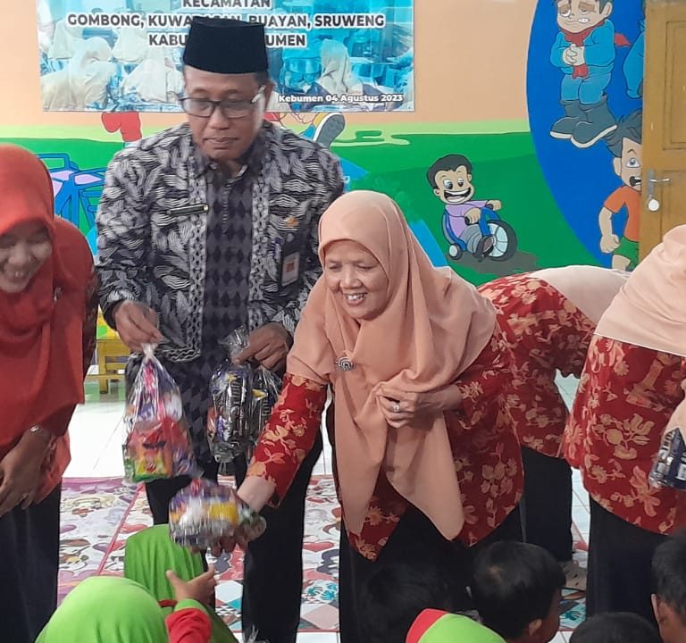 Sambangi RA Perwanida, Kakankemenag dan Ketua DWP Berikan Santunan