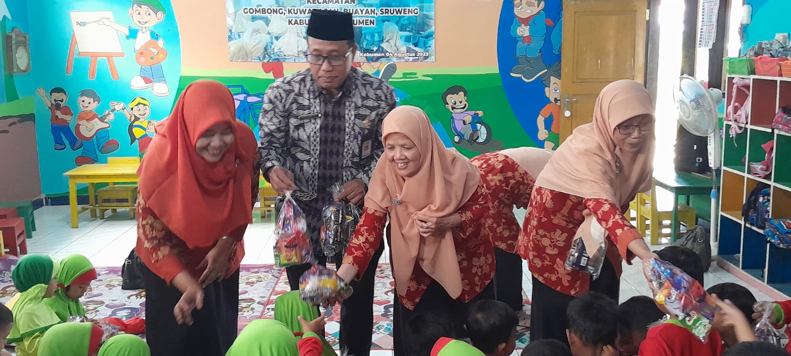 Sambangi RA Perwanida, Kakankemenag dan Ketua DWP Berikan Santunan