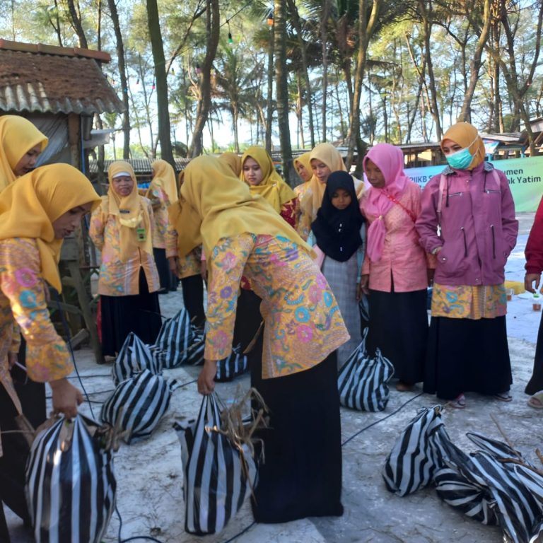 Peduli Lingkungan, DWP Unit MAN 1 Kebumen Lakukan Aksi Bersih Pantai Cemara Sewu