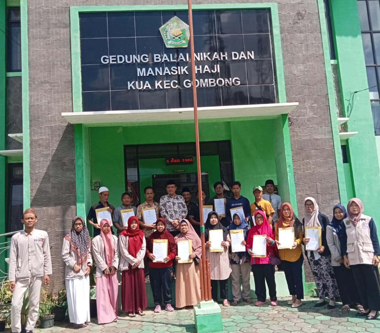 16 Pelaku Usaha Di Kecamatan Gombong Kabupaten Kebumen Terima Sertifikat Halal