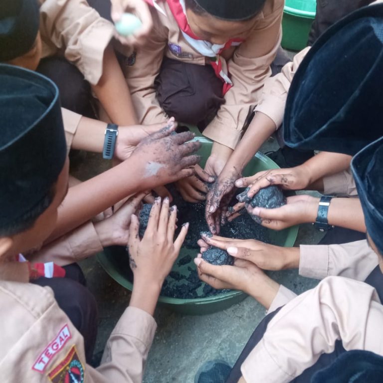 Buat Telur Asin, Wujud Implementasi P5RA Kewirausahaan di MTs N 1 Tegal