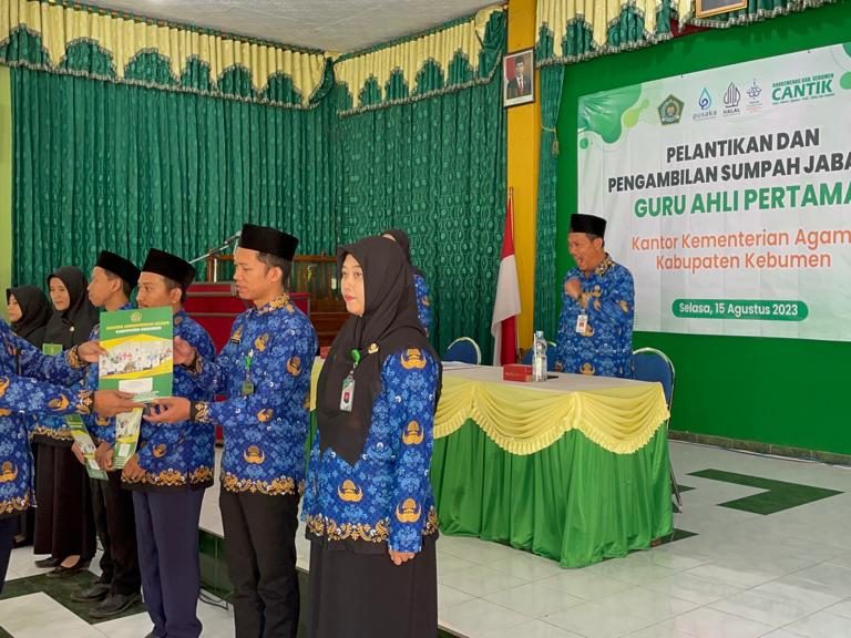 Kakankemenag Kebumen Melantik dan Mengambil Sumpah Jabatan 33 Guru di Lingkungannya
