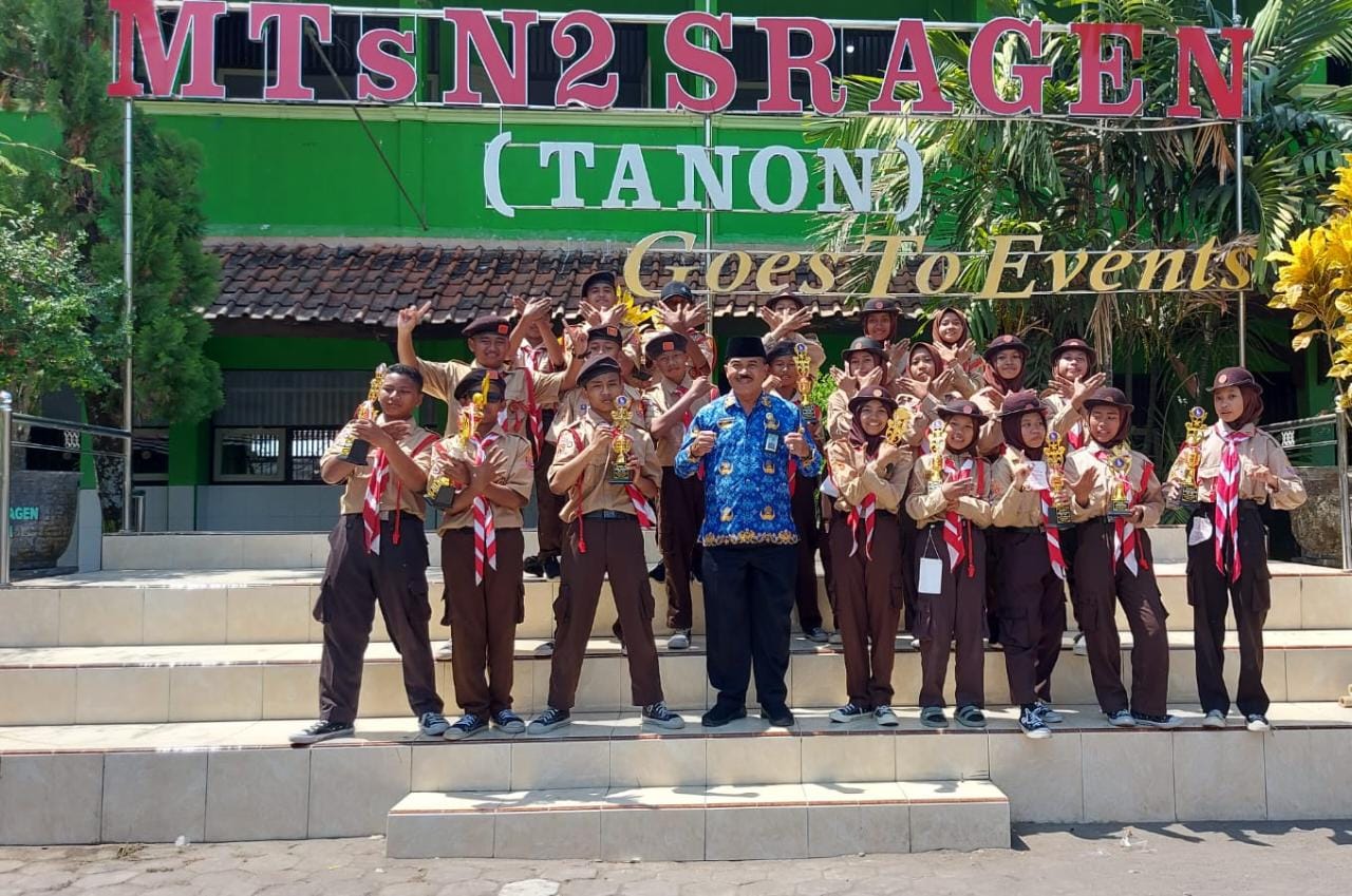 Borong 8 Piala, MTsN 2 Sragen Pertahankan Gelar Juara Umum Kemah HUT Pramuka