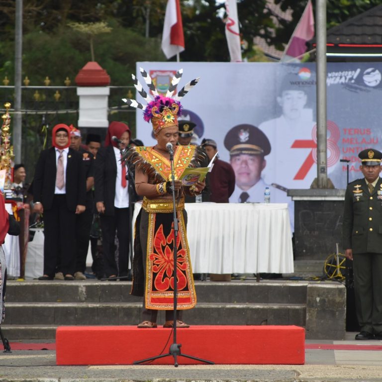 Bertugas Sebagai Pembaca Doa Upacara 17 Agustus, Panut Kenakan Baju Adat Kalimantan