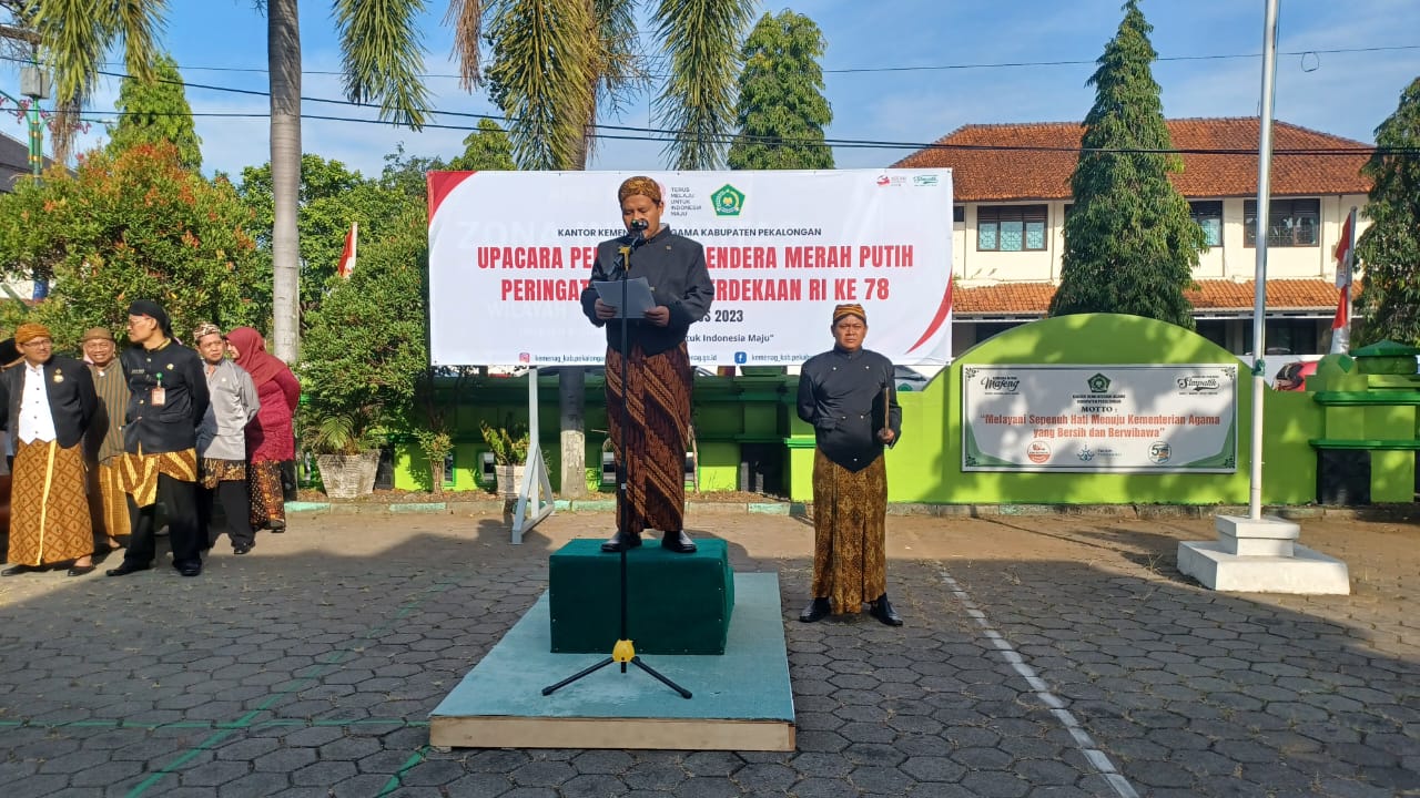 Peringati HUT Kemerdekaan RI Ke-78, Kemenag Pekalongan Gelar Upacara Pengibaran Bendera Merah Putih.