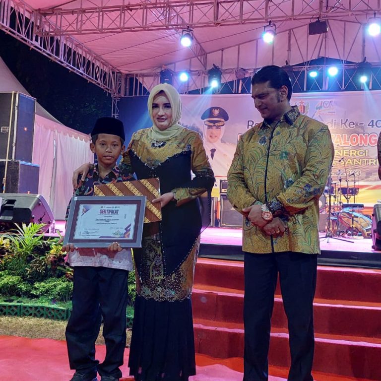 M. Rizka Chamami Juara Nasional Kaligrafi Terima Penghargaan Dari Bupati Pekalongan Fadia Arafiq