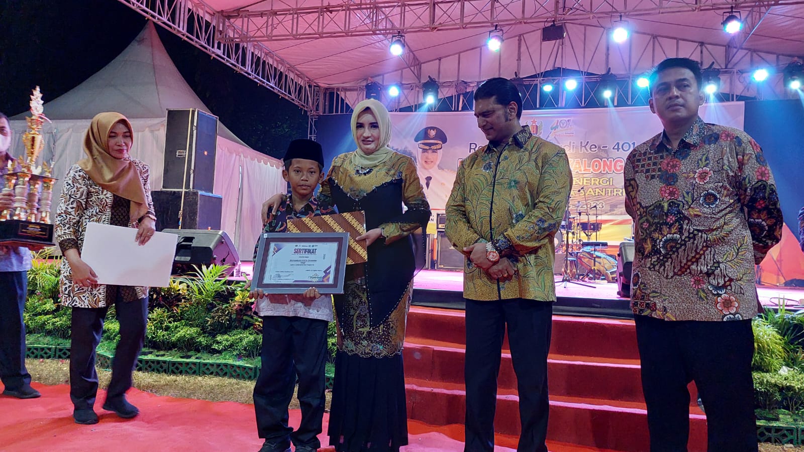 M. Rizka Chamami Juara Nasional Kaligrafi Terima Penghargaan Dari Bupati Pekalongan Fadia Arafiq