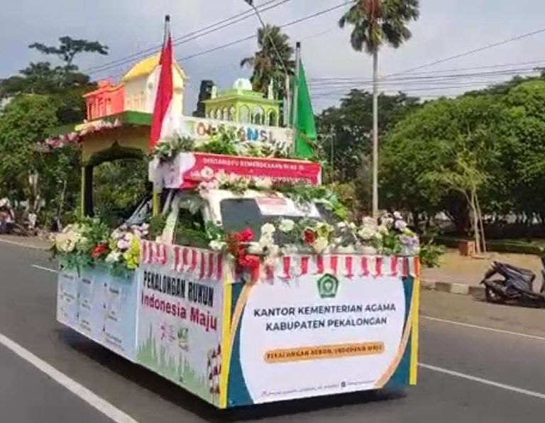 Ikuti Pawai Mobil Hias, Kemenag Tampilkan Moderasi dan Kerukunan Umat Beragama