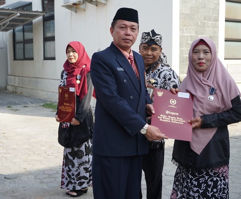 Plt. Kepala Kemenag Brebes Pimpin Upacara HUT ke-78 RI dan Sematkan Satya Lencana Karya Satya Bagi 87 ASN