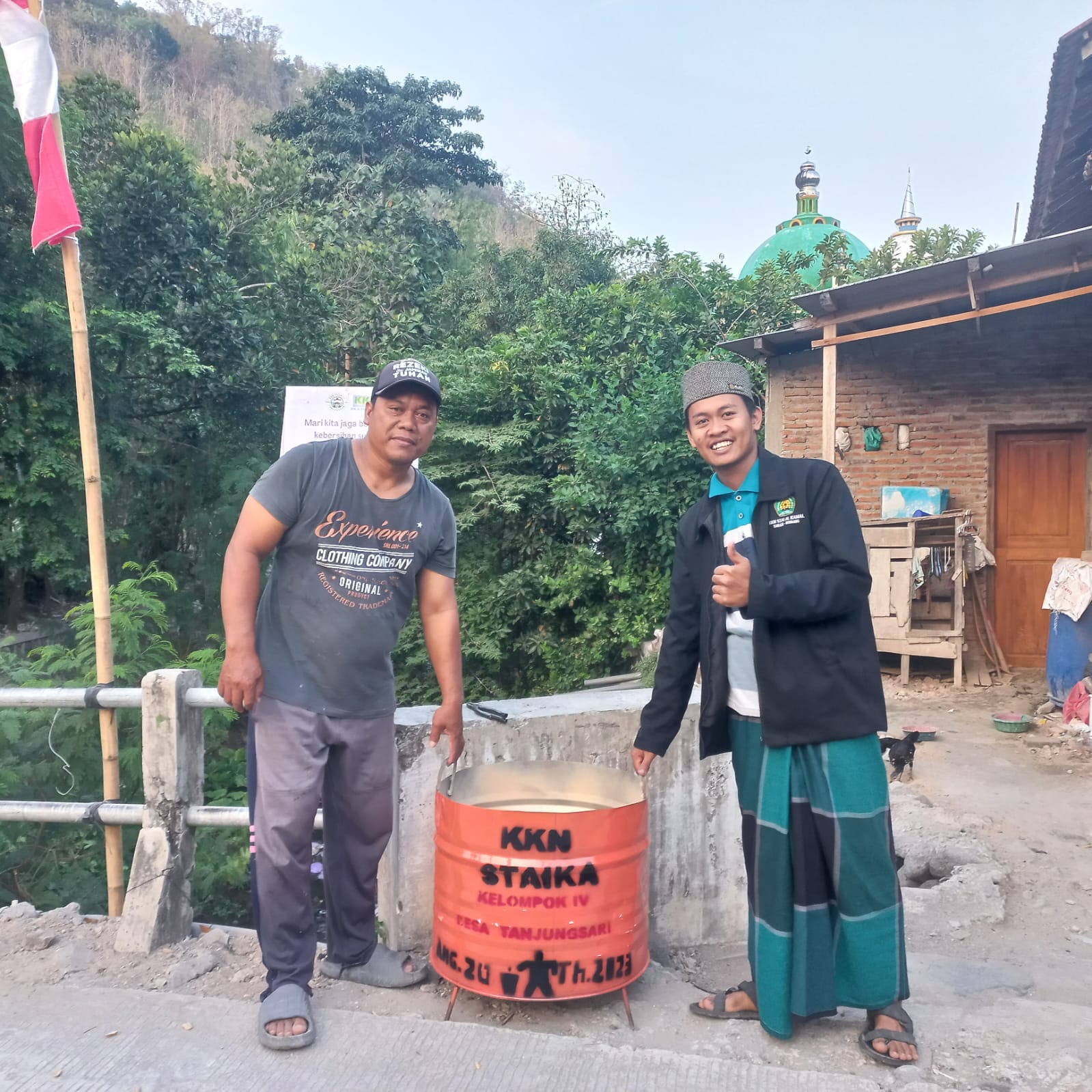 Program Bersih Desa Tanjungsari, Mahasiswa KKN STAI Al Kamal Adakan Penyediaan Tempat Sampah