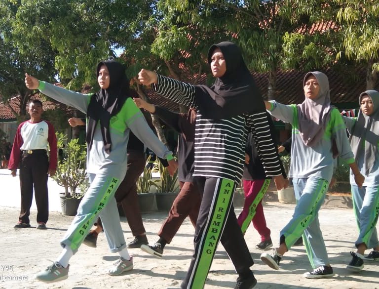 Ikuti Lomba Kirab Panji, MAN 1 Rembang Lakukan Gladi Bersih