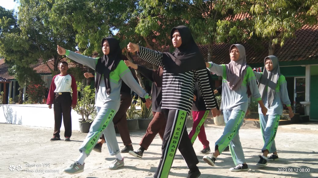 Ikuti Lomba Kirab Panji, MAN 1 Rembang Lakukan Gladi Bersih