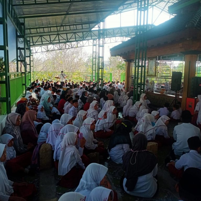 Ratusan Siswa MIN 1 Sedan Berziarah di Haul Masyayekh Sedan