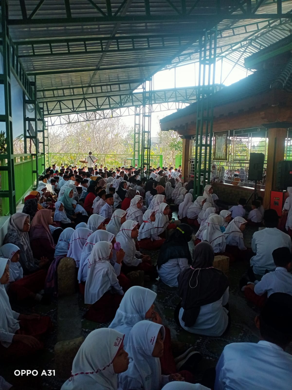 Ratusan Siswa MIN 1 Sedan Berziarah di Haul Masyayekh Sedan